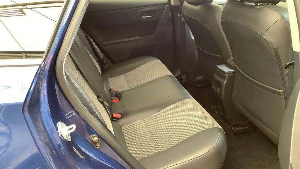 Toyota Auris White #10