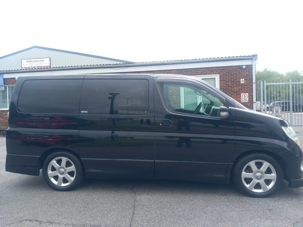 Nissan Elgrand E51 Auto White #24