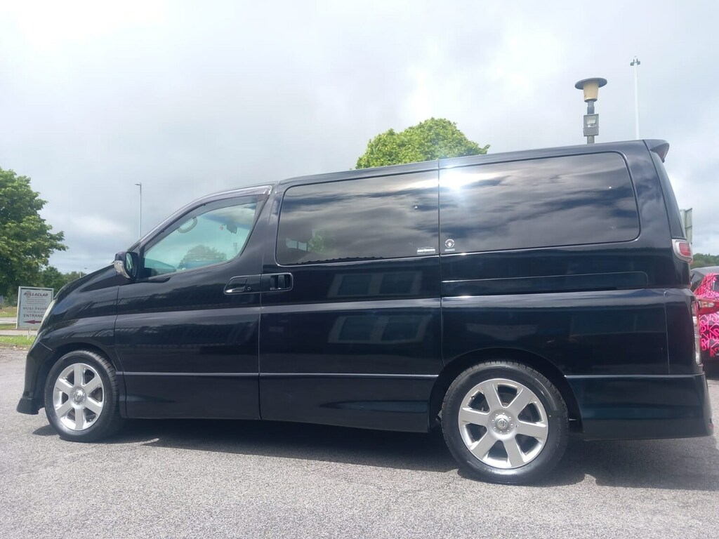 Nissan Elgrand E51 Auto White #28