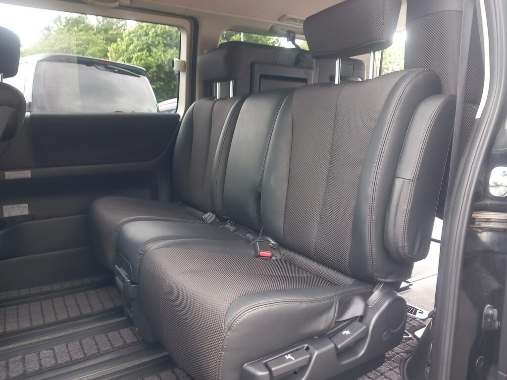 Nissan Elgrand E51 Auto White #16