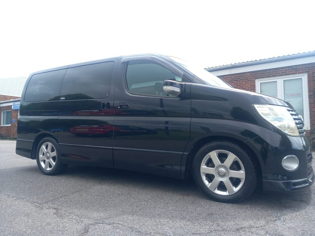 Nissan Elgrand E51 Auto White #26