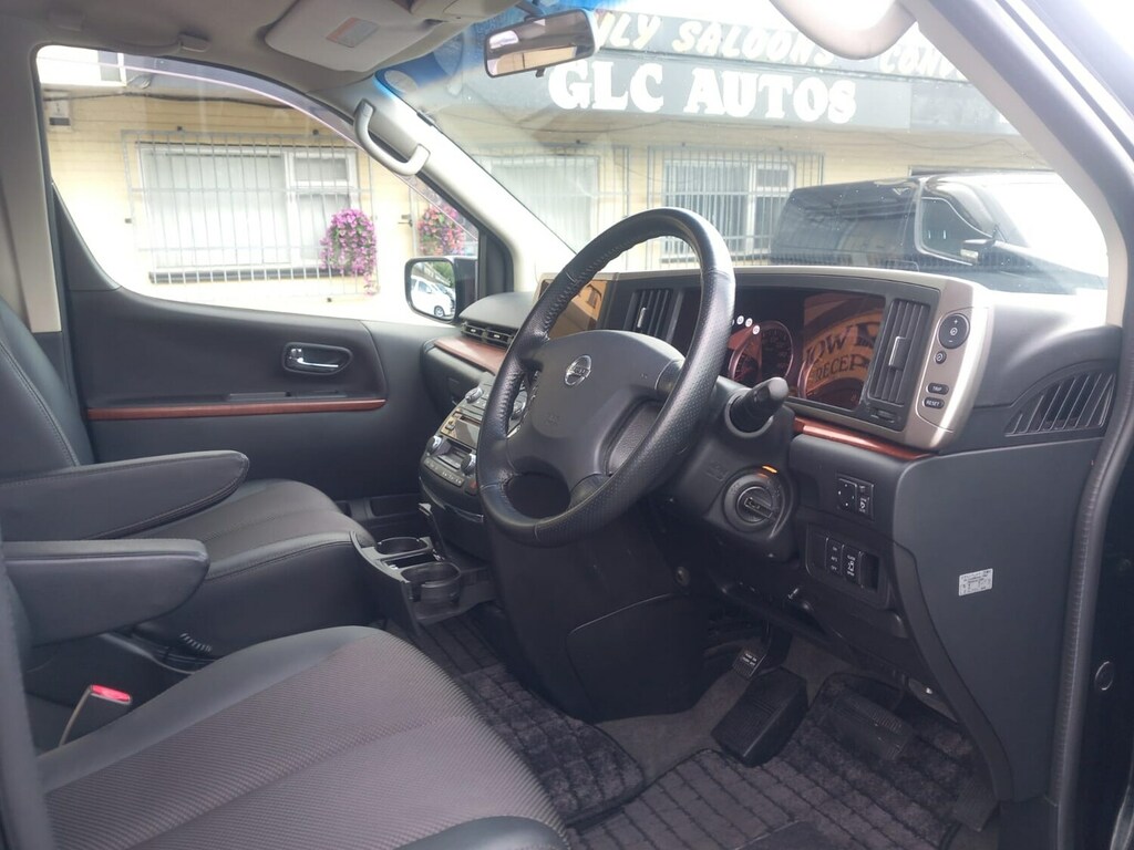 Nissan Elgrand E51 Auto White #12