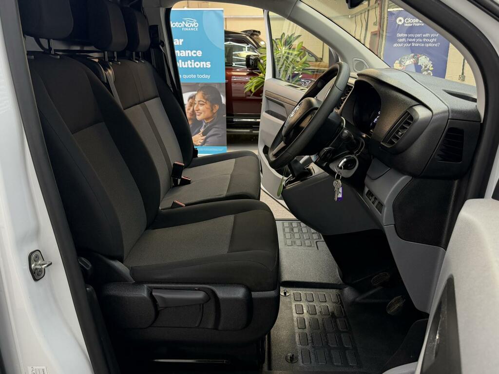 Vauxhall Vivaro Dynamic White #6