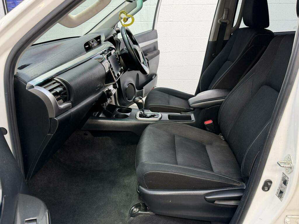 Toyota HILUX 2.4 D-4d Invincible Pickup Double Cab A White #5
