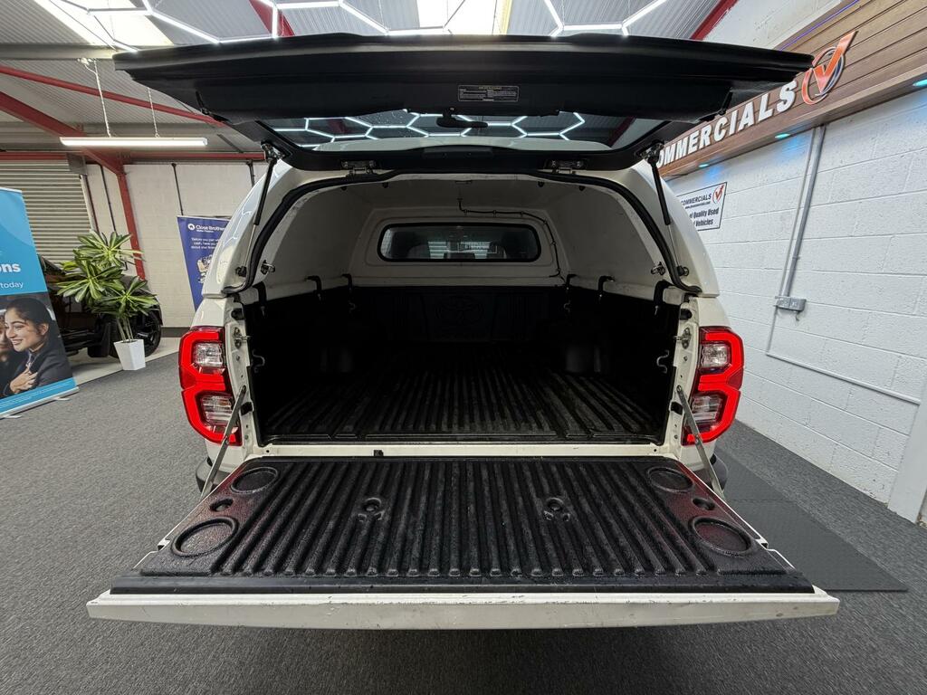 Toyota HILUX 2.4 D-4d Invincible Pickup Double Cab A White #4