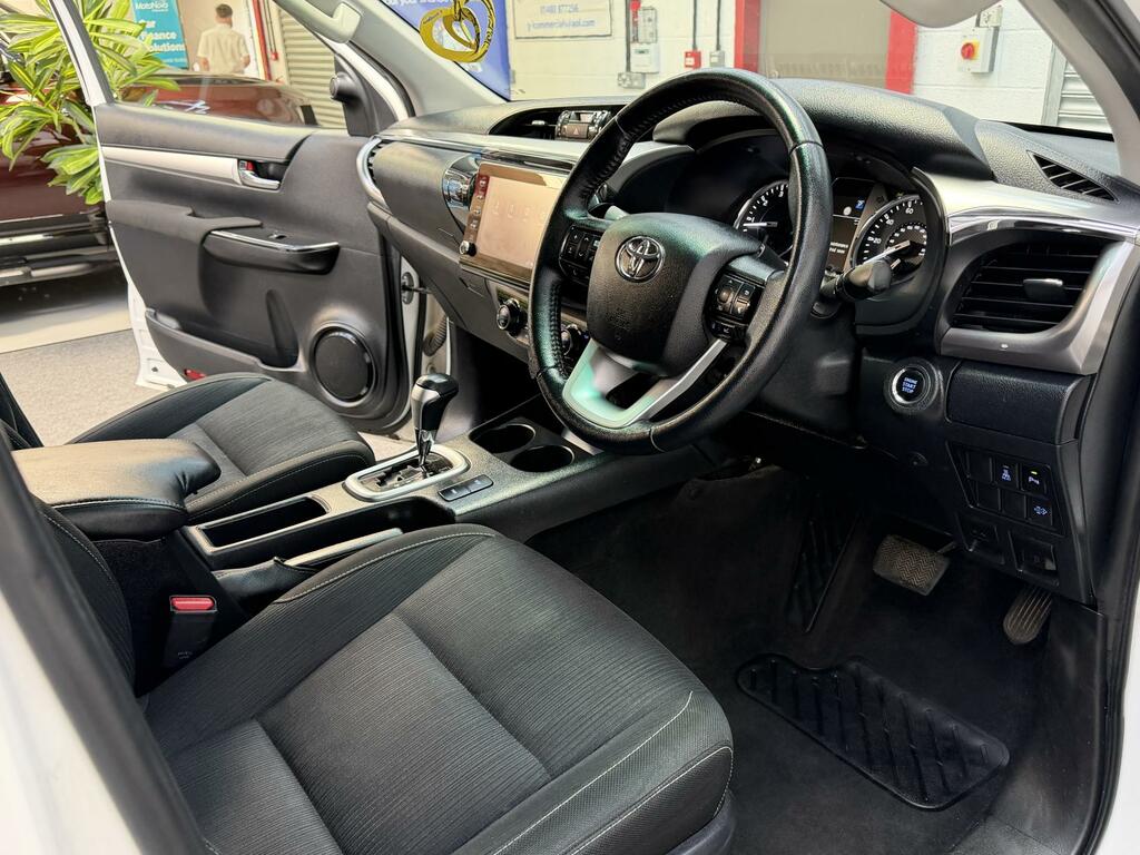 Toyota HILUX 2.4 D-4d Invincible Pickup Double Cab A White #6