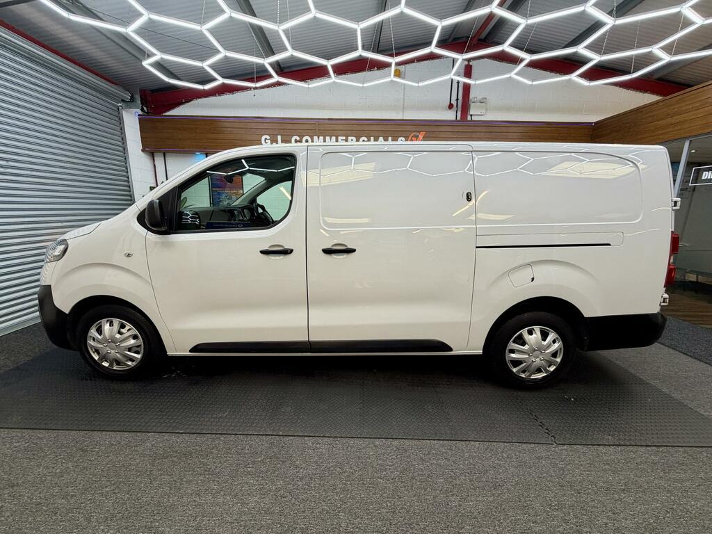 Vauxhall Vivaro Dynamic White #2
