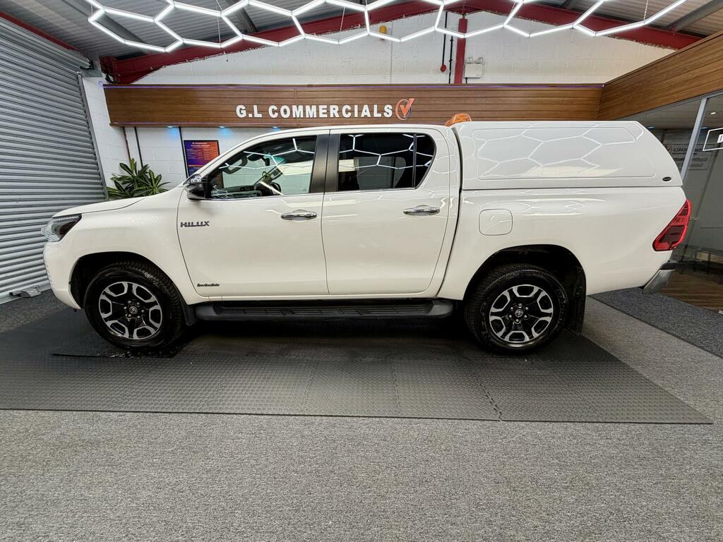 Toyota HILUX Invincible White