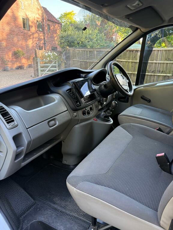 Vauxhall Vivaro Mpv White #8