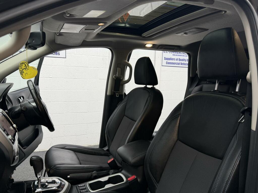 Nissan Navara N-guard Black #6