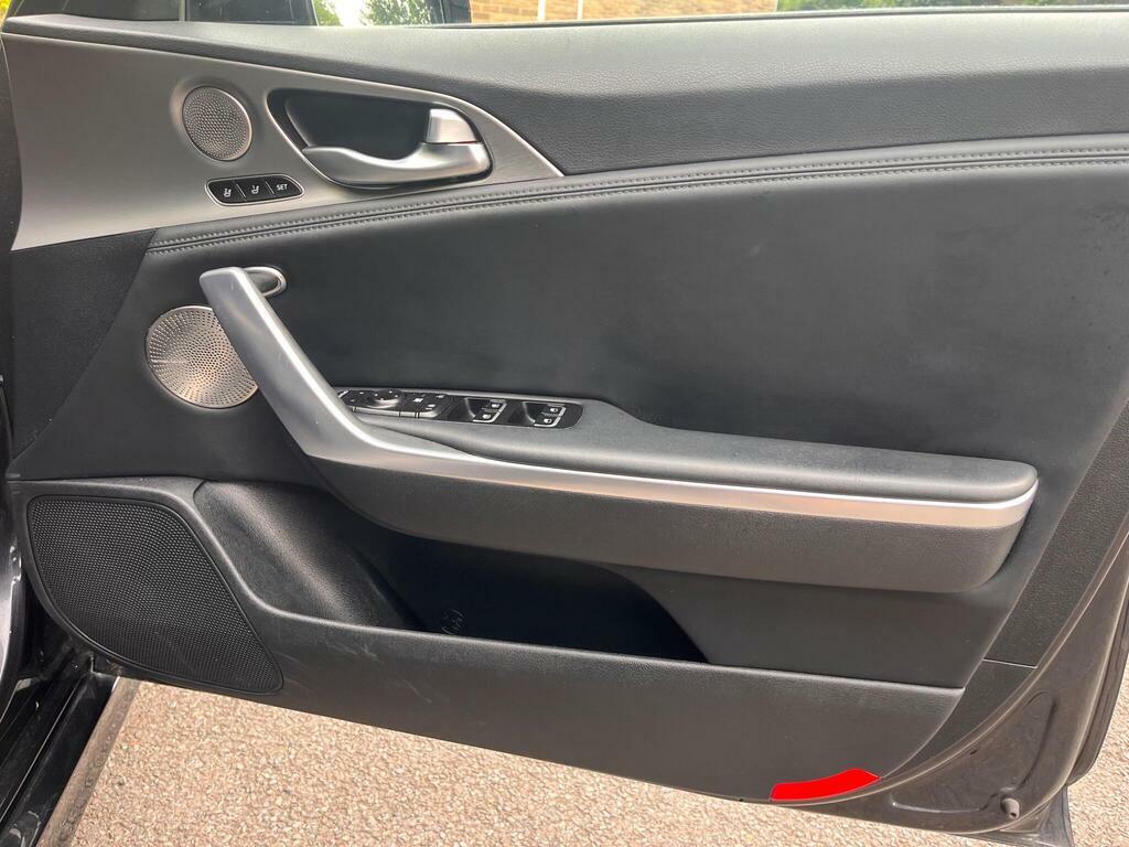 Kia Stinger Saloon Red #32