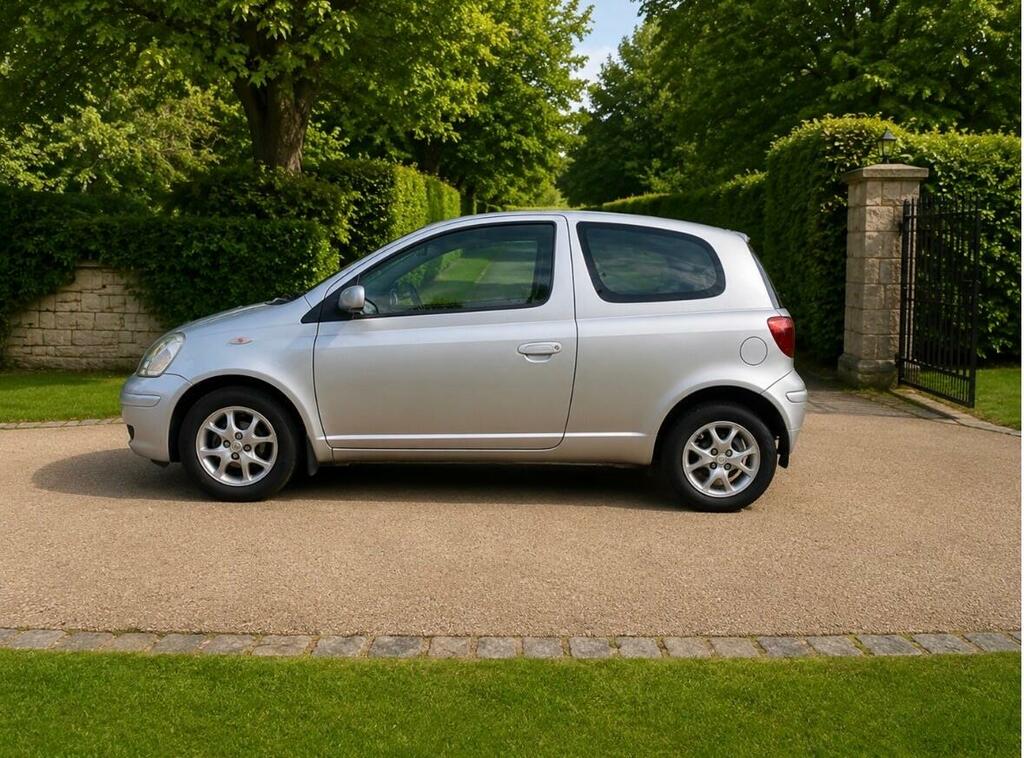 Toyota Yaris 1.3 Vvt-i T Spirit Silver #2