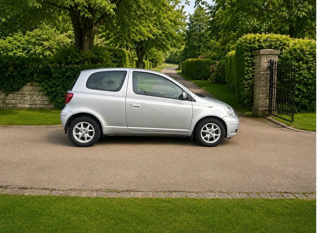 Toyota Yaris 1.3 Vvt-i T Spirit Silver #4