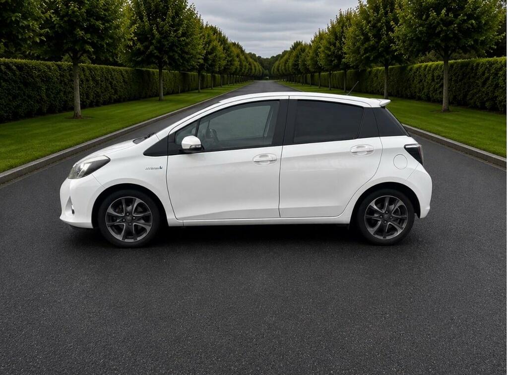 Toyota Yaris Hatchback White #5