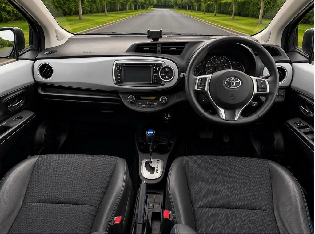 Toyota Yaris Hatchback White #9