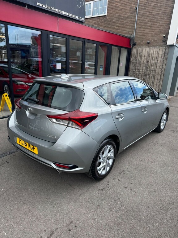 Toyota Auris Hatchback Grey #2