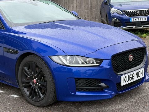 Jaguar XE 2.0D Portfolio Saloon Red #10
