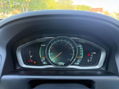 Volvo XC60 2.4 D5 R-design White #2
