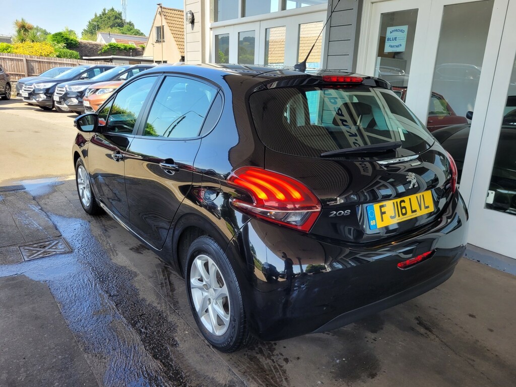 Peugeot 208 1.2 Puretech Active Black #2