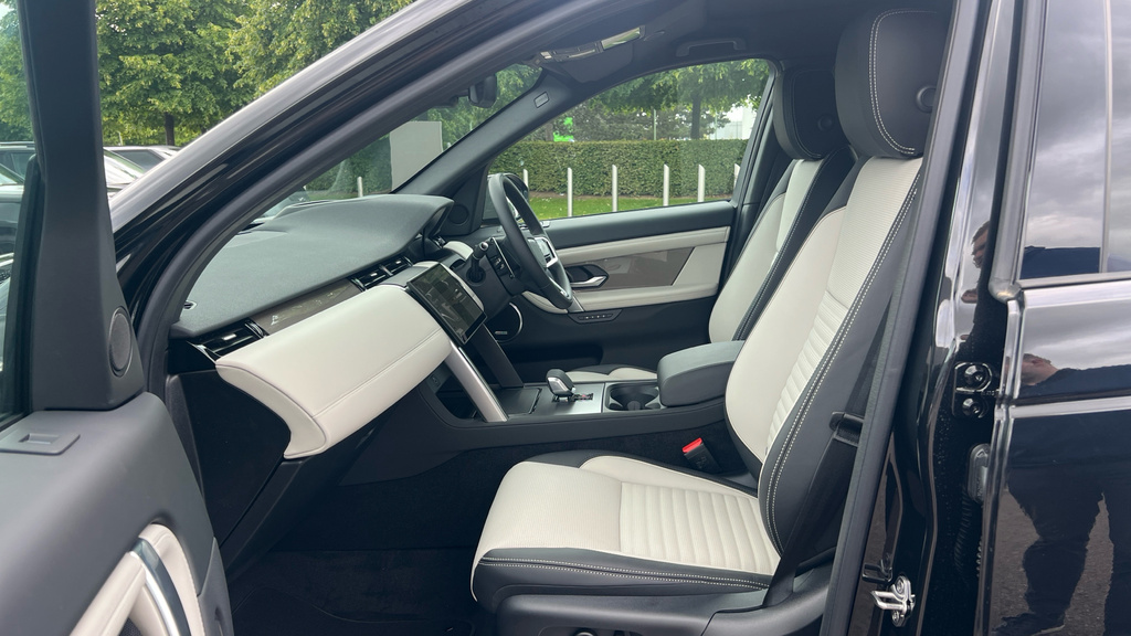 Land Rover Discovery Sport Metropolitan Black #4