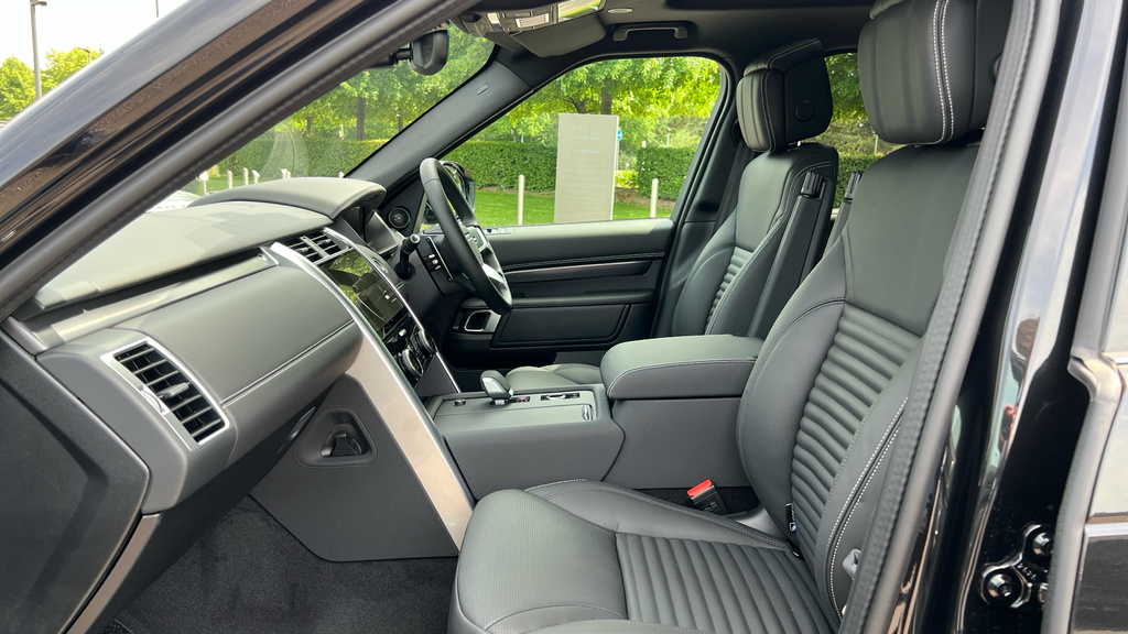 Land Rover Discovery Metropolitan Edition Black #4