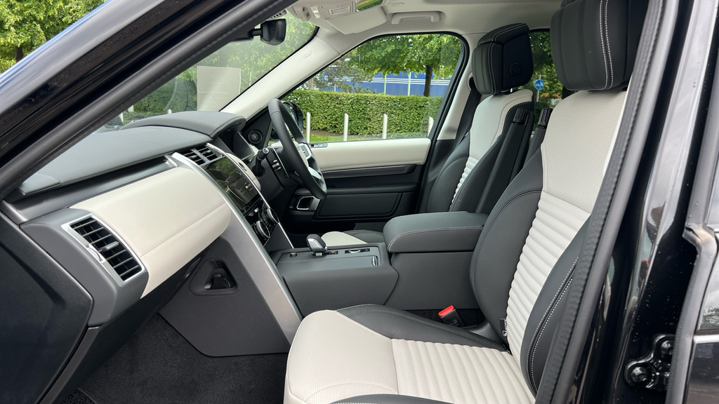 Land Rover Discovery Metropolitan Edition Black #3