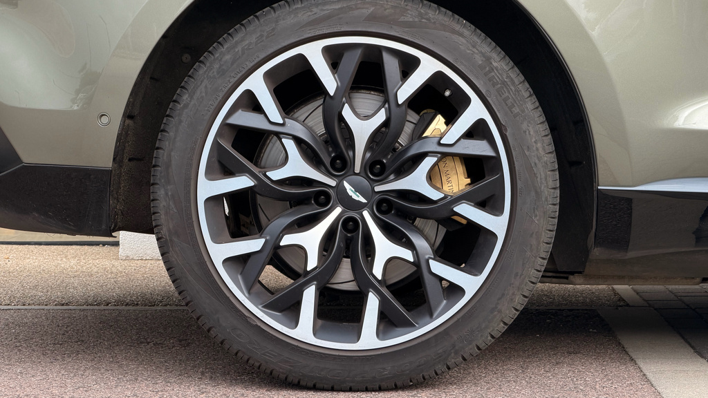 Aston Martin DBX V8 550 Green #16