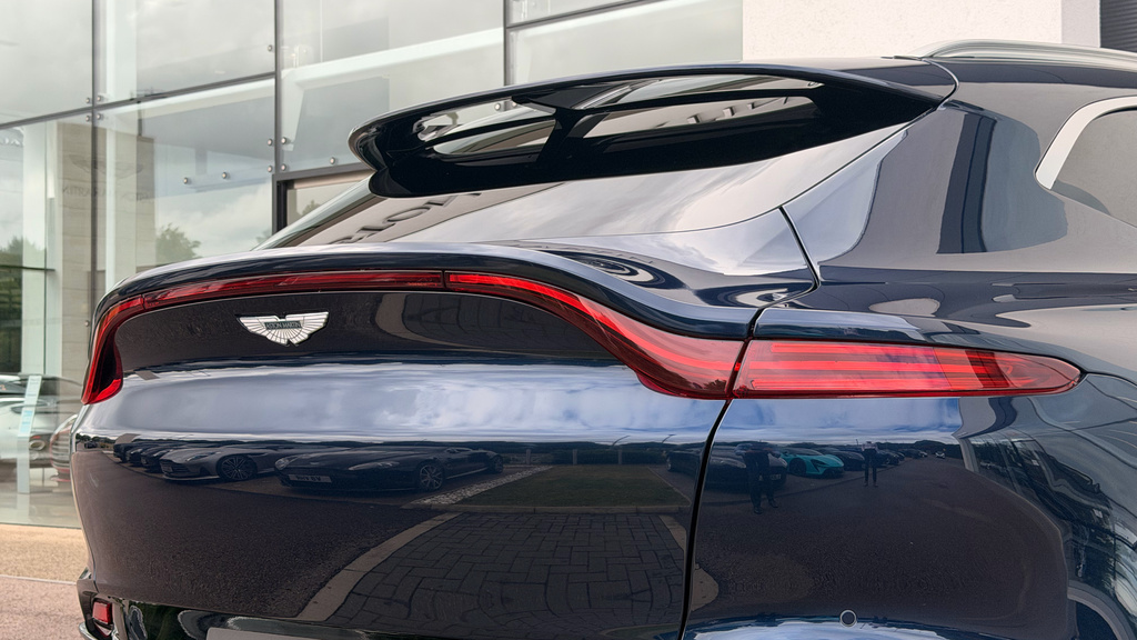 Aston Martin DBX V8 550  #32