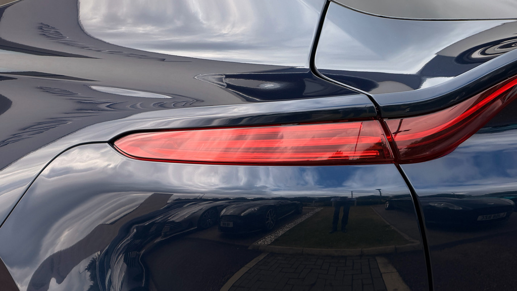 Aston Martin DBX V8 550  #28
