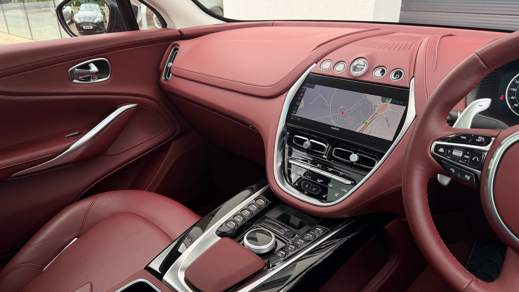 Aston Martin DBX V8 550  #42