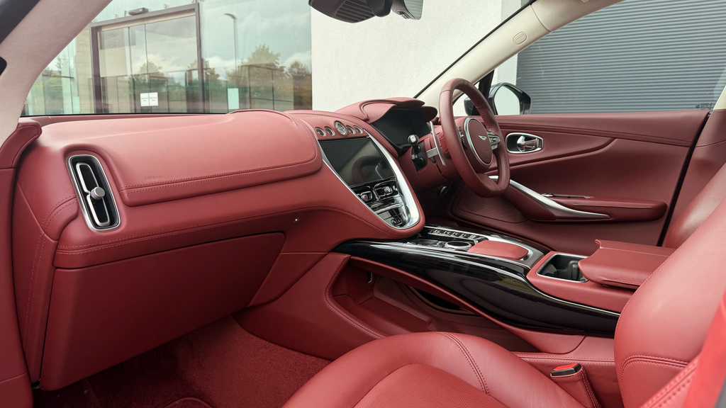 Aston Martin DBX V8 550  #47