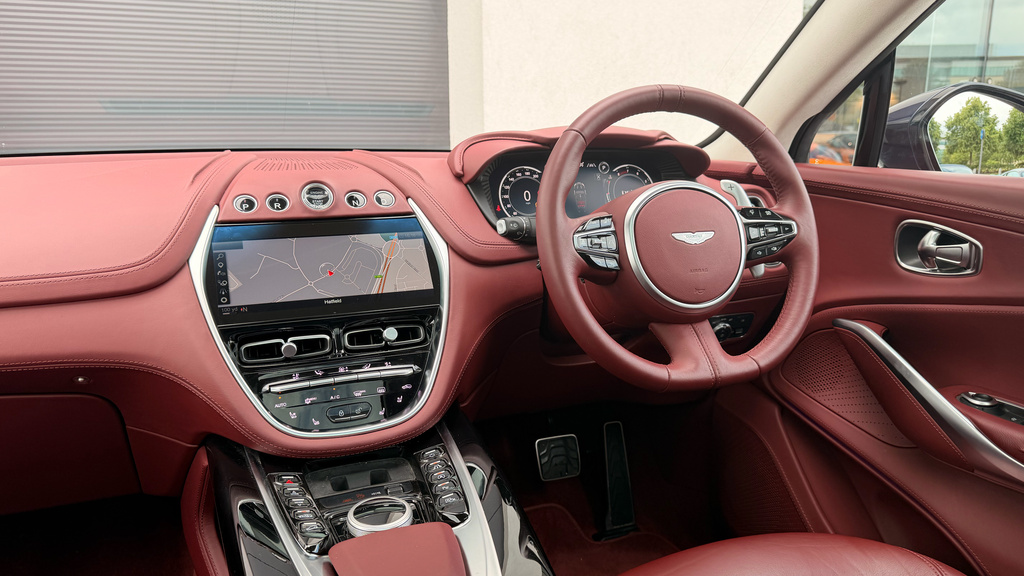 Aston Martin DBX V8 550  #48