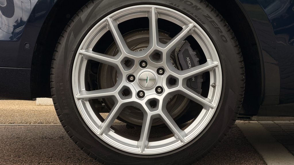 Aston Martin DBX V8 550  #16