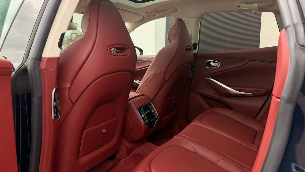 Aston Martin DBX V8 550  #52