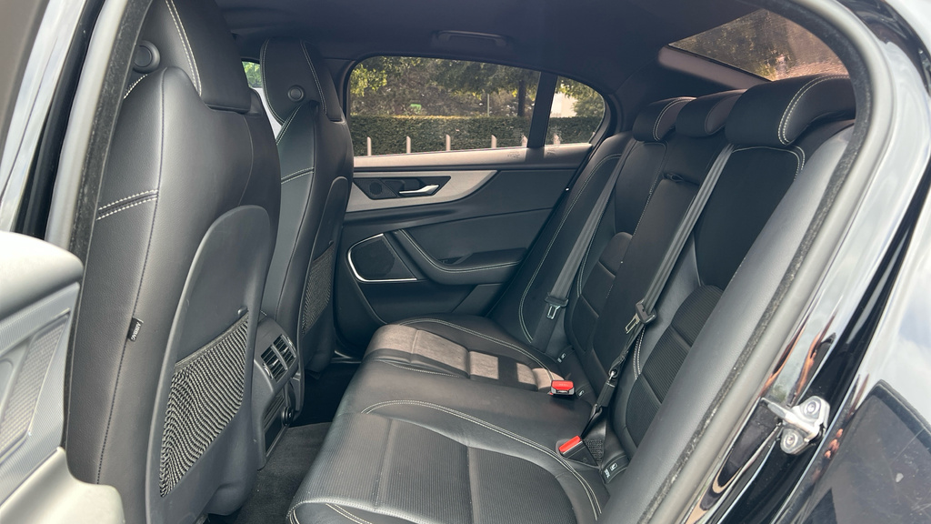 Jaguar XE R-dynamic S Black #4