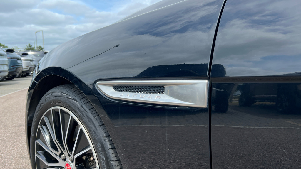 Jaguar XE R-dynamic S White #19