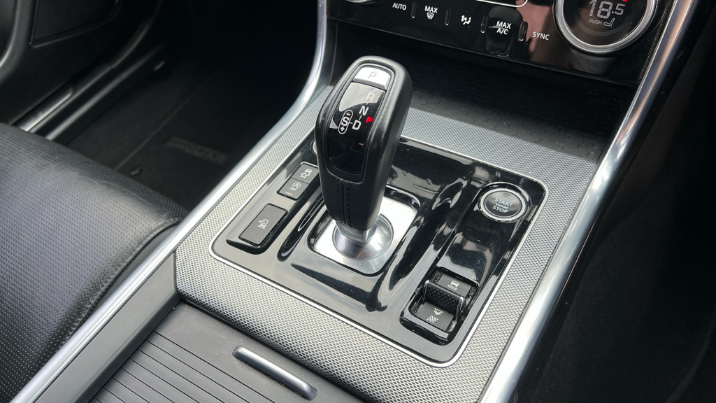 Jaguar XE R-dynamic S White #12