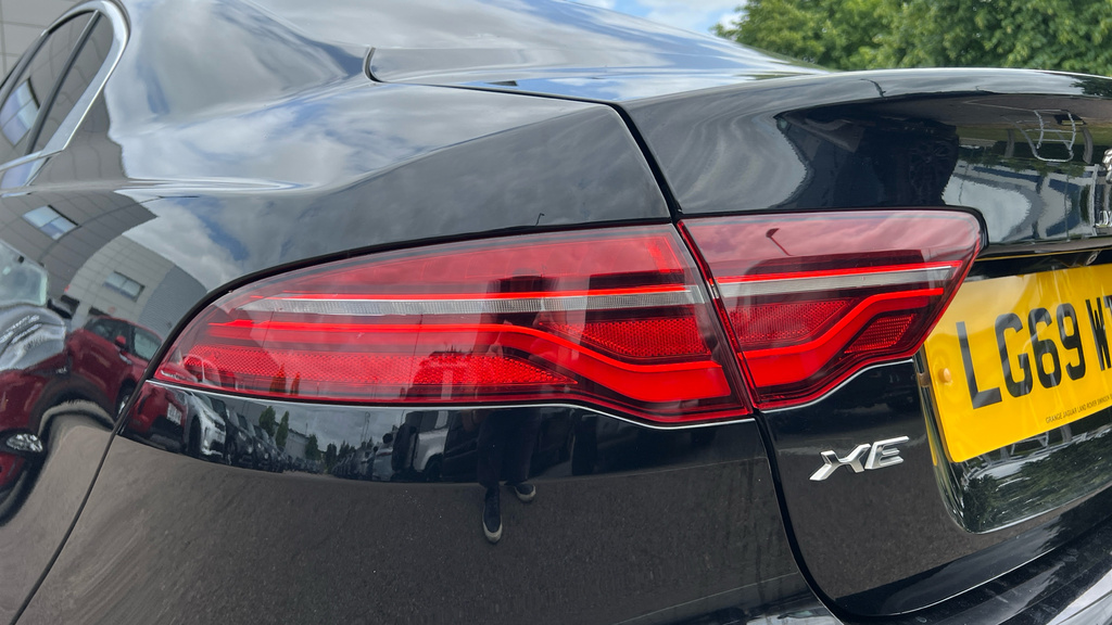 Jaguar XE R-dynamic S White #18