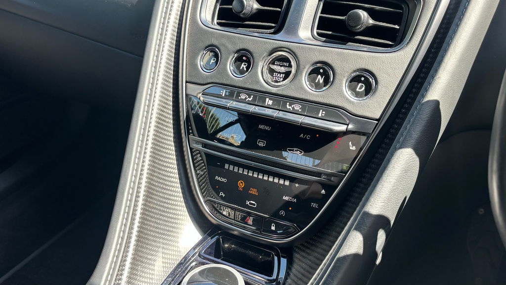 Aston Martin DB11 V8 Silver #10