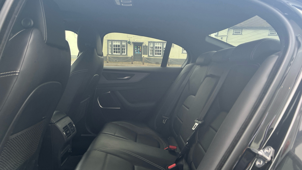 Jaguar XE R-dynamic Se Black #4