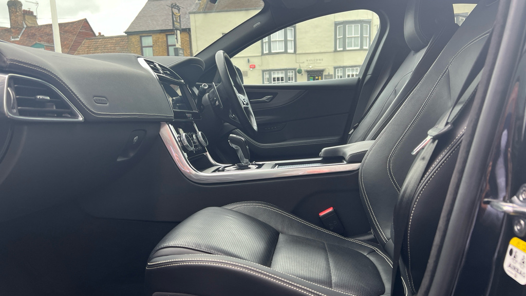 Jaguar XE R-dynamic Se Black #3