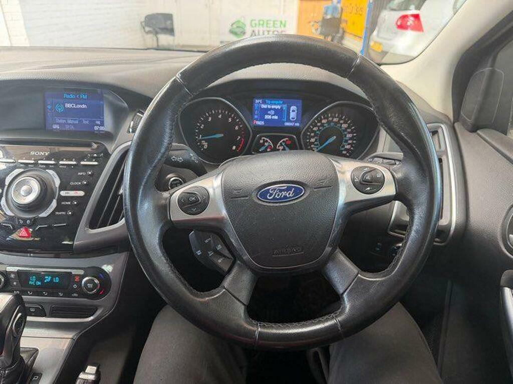 Ford Focus Hatchback 1.0 T Ecoboost Zetec 201464 Red #24