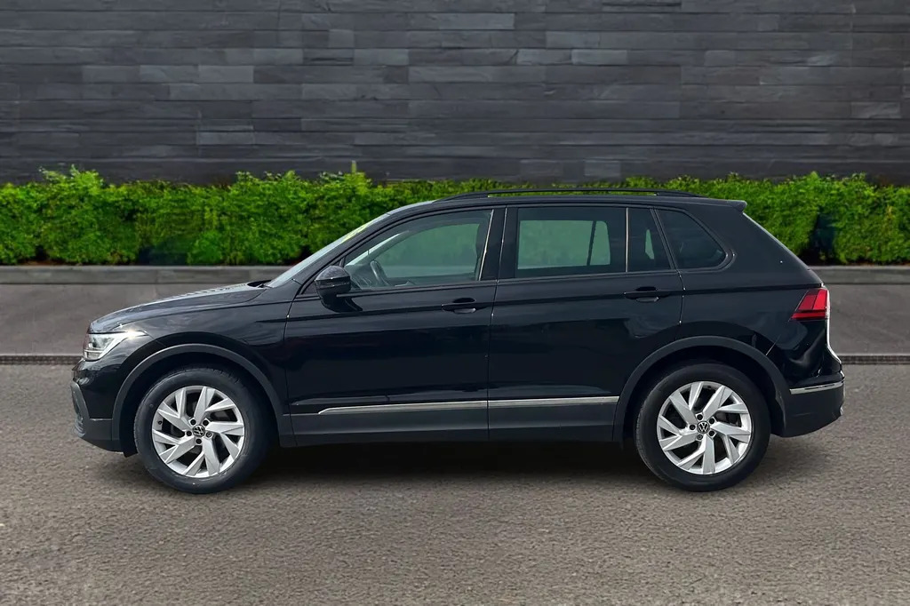 Volkswagen Tiguan 1.5 Tsi 150 Life DL22JZF Black #4