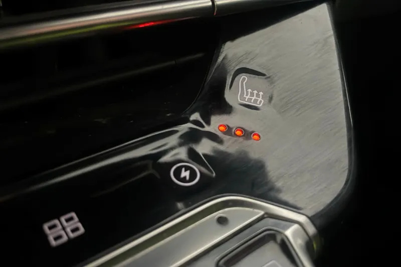 Peugeot e-2008 Gt Premium Black #34