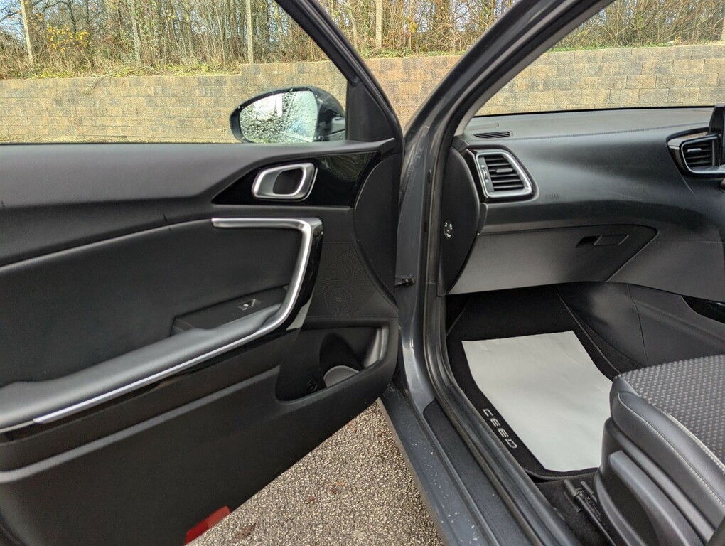 Kia Ceed 1.6 Crdi 3 Isg 114 Bhp Upto 68Mpg, Low Insuran White #25