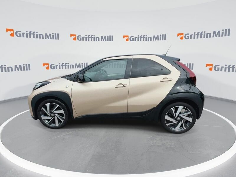 Toyota Aygo 1.0 Vvt-i Exclusive Hatchback X-shift E Beige #5