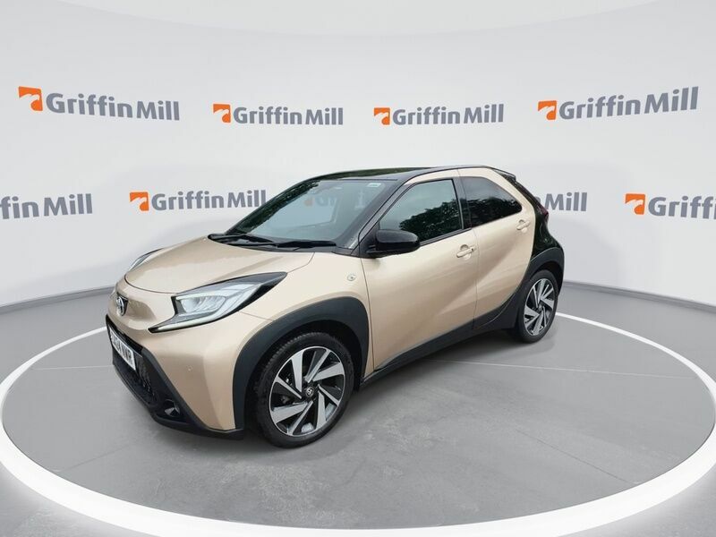 Toyota Aygo 1.0 Vvt-i Exclusive Hatchback X-shift E Beige #4