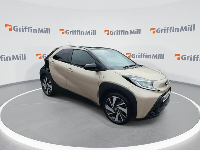 Toyota Aygo 1.0 Vvt-i Exclusive Hatchback X-shift E Beige #2