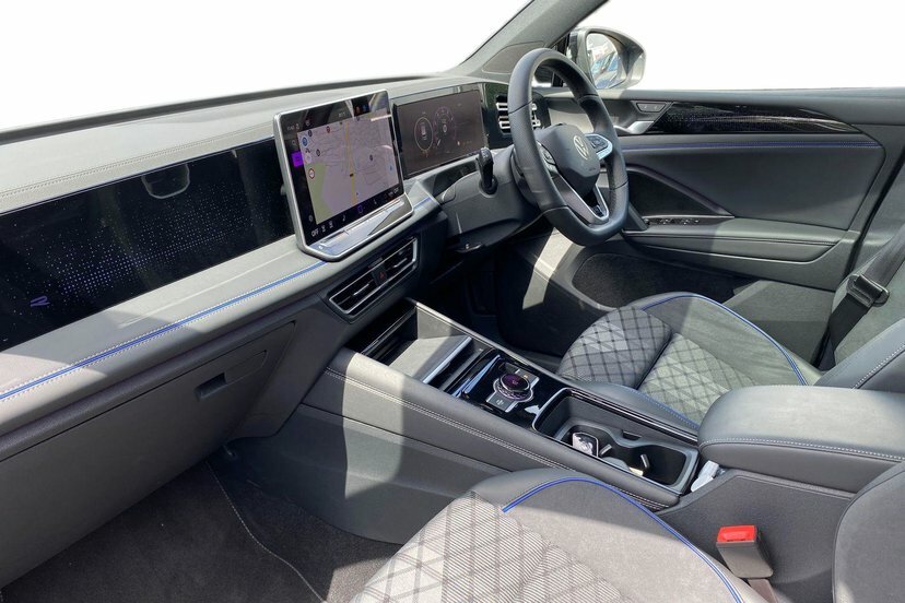 Volkswagen Tiguan 1.5 Etsi Mhev R-line Suv Hybrid Dsg 15 LN26WGC Black #2