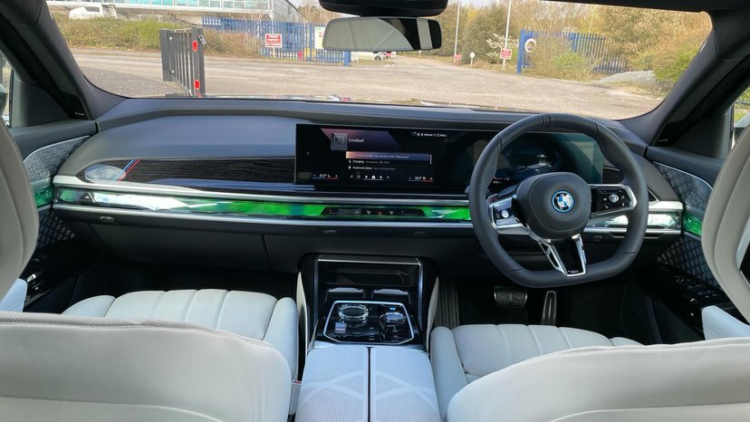 BMW i7 50 105.7Kwh M Sport Saloon Edriv Black #4